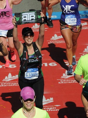 chicago-marathon-jelly-waving-trr-flag
